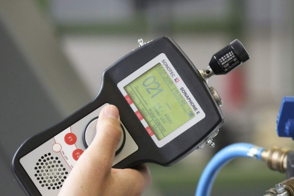 Ultrasonic-leak-detector Ultrasonic leak detector with digital screen and displaying readings while held near hose